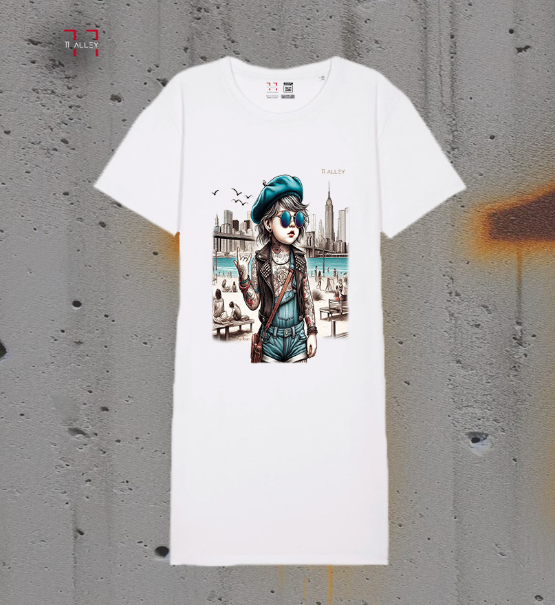 Vestido original algodon organico personalizado con una niña en la playa sacando cuernos con la mano