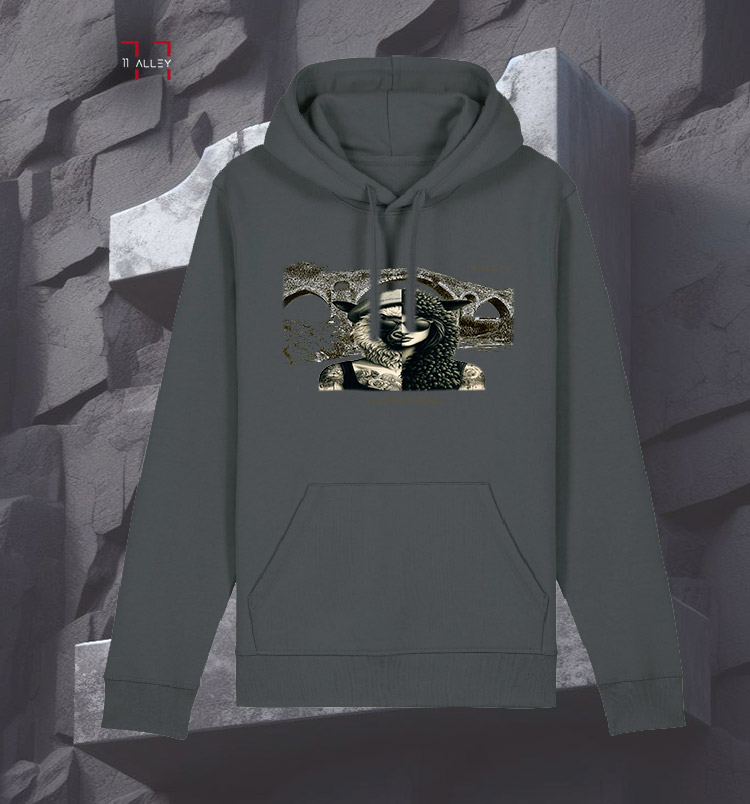 Sudadera original personalizada algodón organico con bolso frontal impresión digital por un lado de MUJER OVEJA NEGRA puente romano de asturias