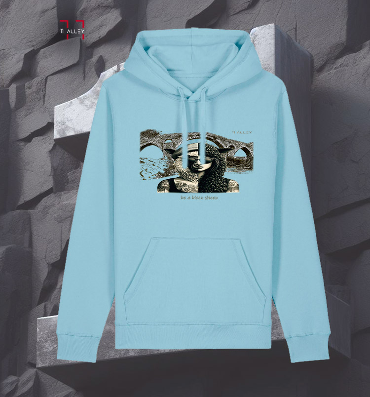Sudadera original personalizada algodón organico con bolso frontal impresión digital por un lado de MUJER OVEJA NEGRA puente romano de asturias