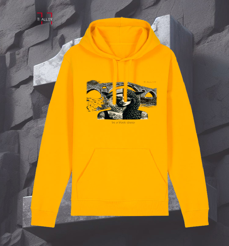 Sudadera original personalizada algodón organico con bolso frontal impresión digital por un lado de MUJER OVEJA NEGRA puente romano de asturias