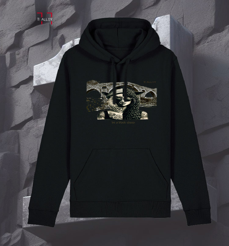 Sudadera original personalizada algodón organico con bolso frontal impresión digital por un lado de MUJER OVEJA NEGRA puente romano de asturias