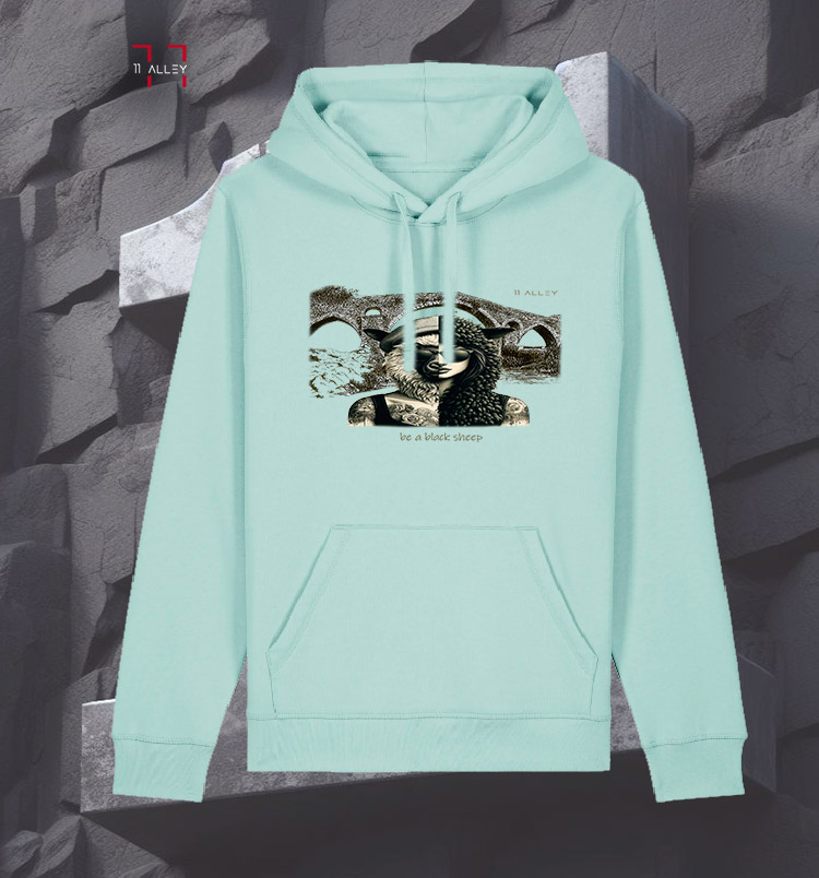 Sudadera original personalizada algodón organico con bolso frontal impresión digital por un lado de MUJER OVEJA NEGRA puente romano de asturias