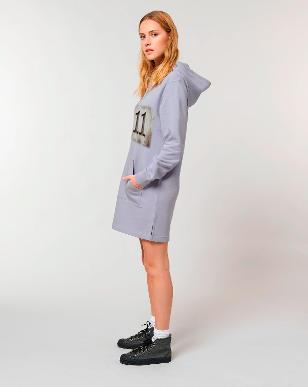 chica con vestido sudadera largo con capucha con logo 11 alley