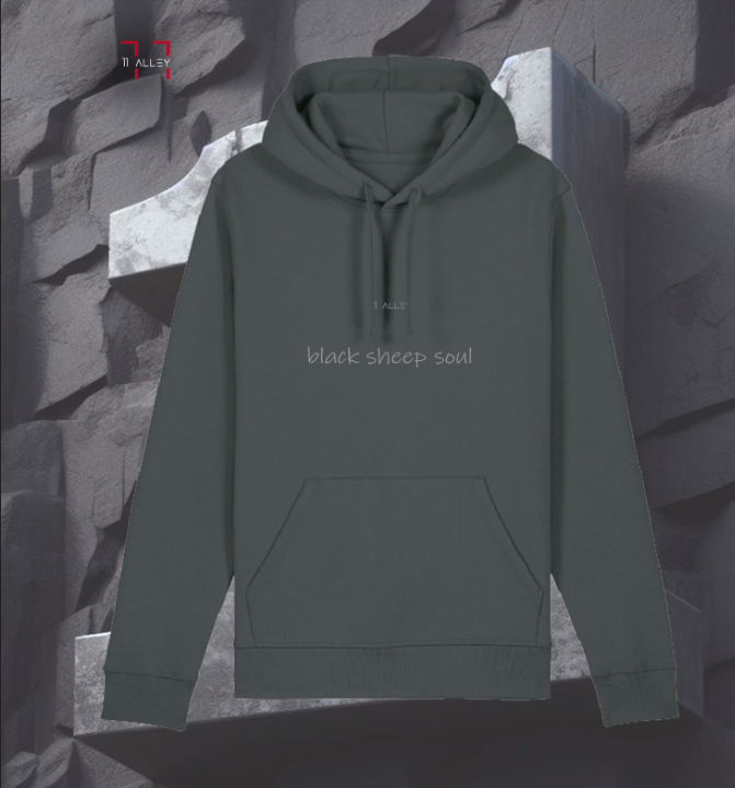sudadera cde algodón organico con bolso frontal impresa con un bebe con boina y tatuajes en un espejo
