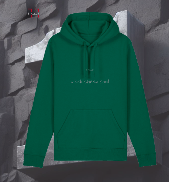 sudadera cde algodón organico con bolso frontal impresa con un bebe con boina y tatuajes en un espejo
