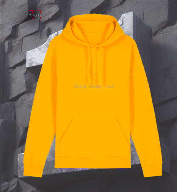 sudadera cde algodón organico con bolso frontal impresa con un bebe con boina y tatuajes en un espejo