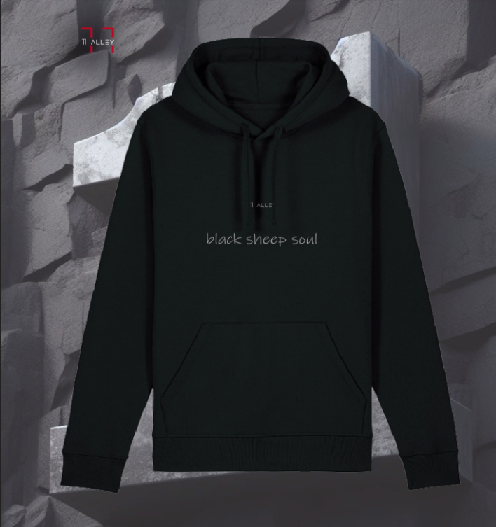 sudadera cde algodón organico con bolso frontal impresa con un bebe con boina y tatuajes en un espejo