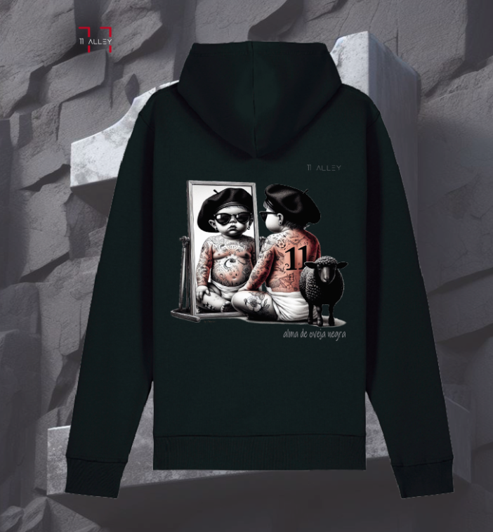 sudadera cde algodón organico con bolso frontal impresa con un bebe con boina y tatuajes en un espejo