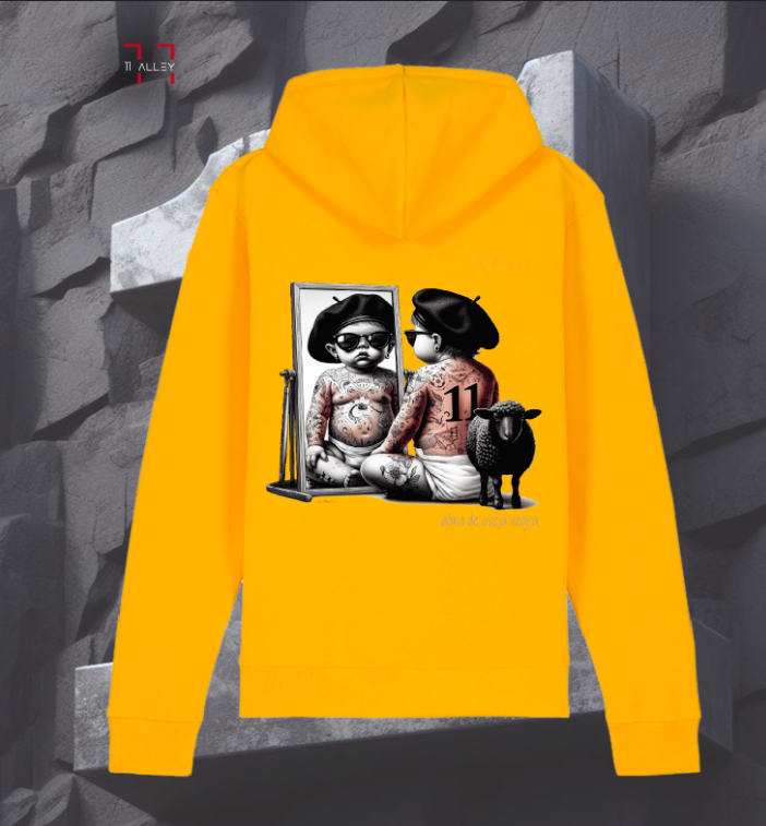sudadera cde algodón organico con bolso frontal impresa con un bebe con boina y tatuajes en un espejo
