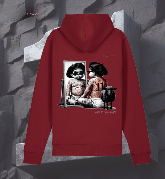 sudadera cde algodón organico con bolso frontal impresa con un bebe con boina y tatuajes en un espejo