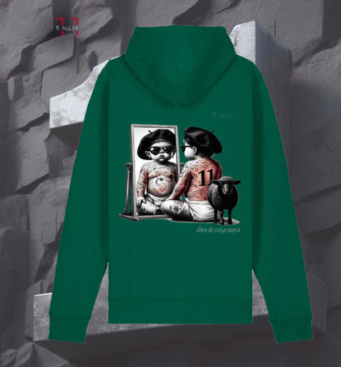 sudadera cde algodón organico con bolso frontal impresa con un bebe con boina y tatuajes en un espejo