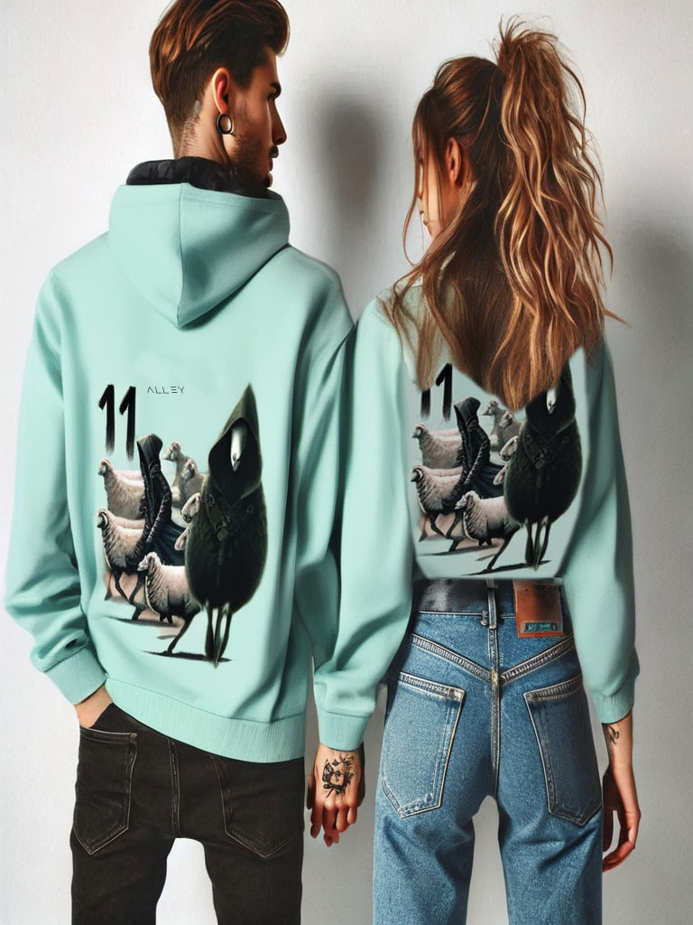 pareja con sudadera de algodon organico edicion kimitada con oveja con capucha
